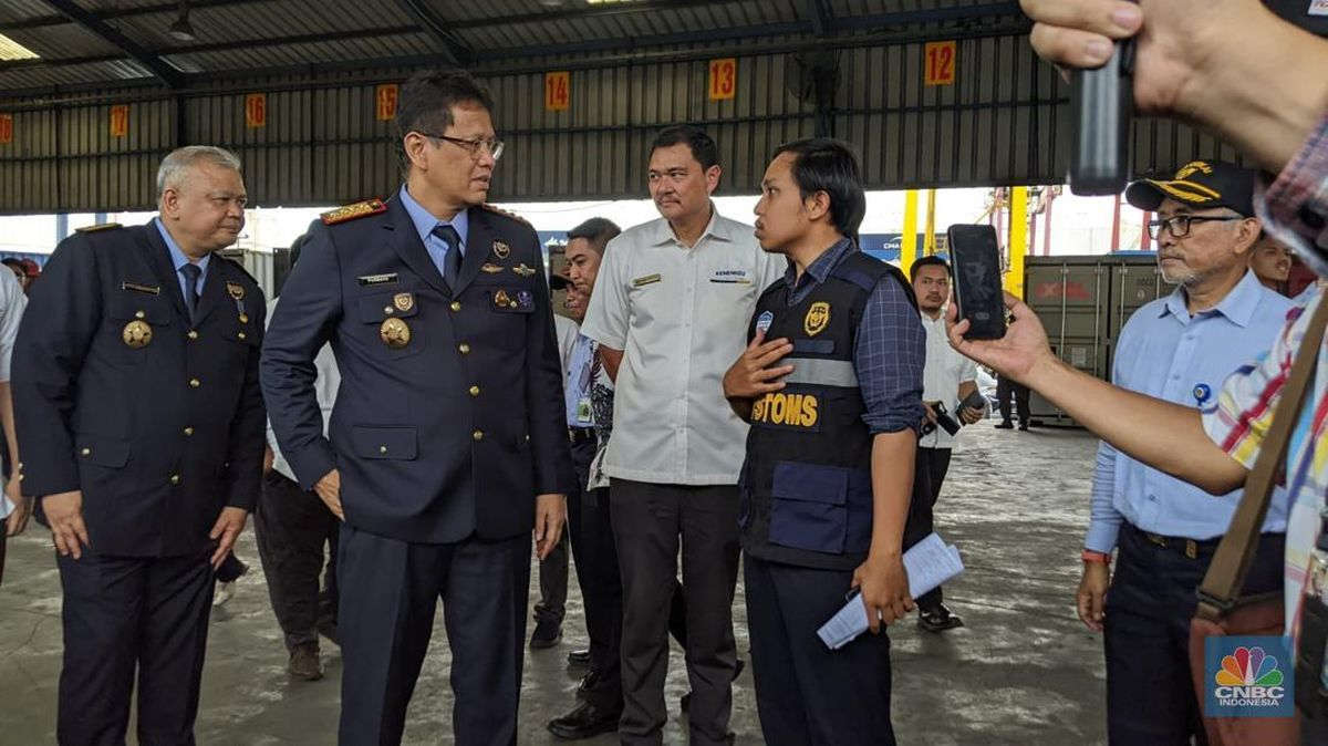 Menkeu Purbaya Sidak Bea Cukai Tanjung Perak 2025: Cek Langsung Scanner Baru & Temuan Harga Mencurigakan