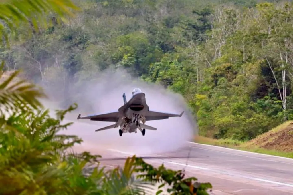 TNI Uji F-16 di Tol Landasan Darurat Siap 2026