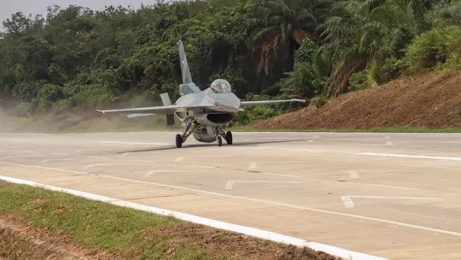 TNI Uji F-16 di Tol Landasan Darurat Siap 2026