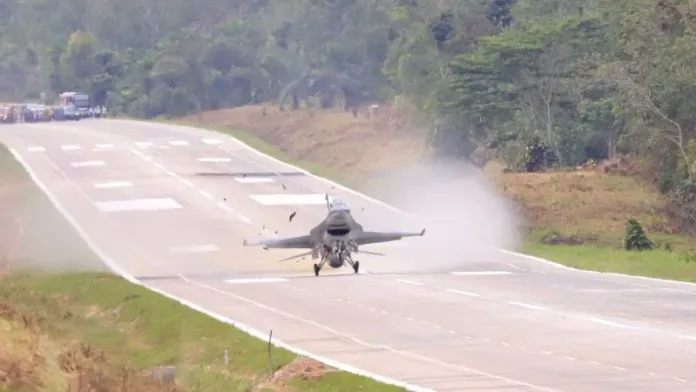 TNI Uji F-16 di Tol Landasan Darurat Siap 2026