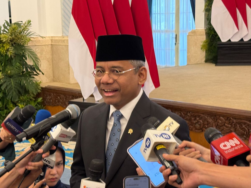 Momen Haru, Purbaya Beri Kado iPad ke Suahasil Saat Sertijab Menkeu