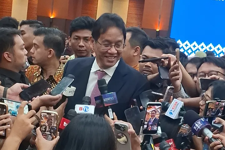 Momen Haru, Purbaya Beri Kado iPad ke Suahasil Saat Sertijab Menkeu